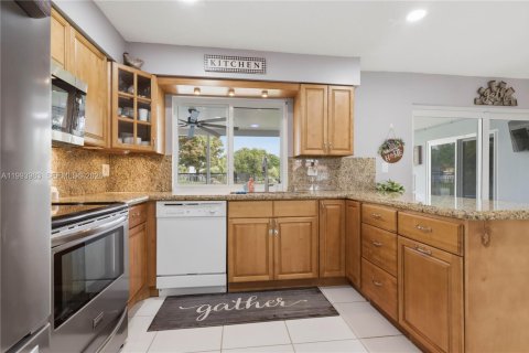 House in Coral Springs, Florida 4 bedrooms, 157.93 sq.m. № 2066138 - photo 9