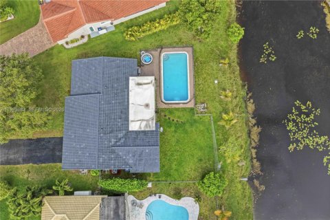 House in Coral Springs, Florida 4 bedrooms, 157.93 sq.m. № 2066138 - photo 28