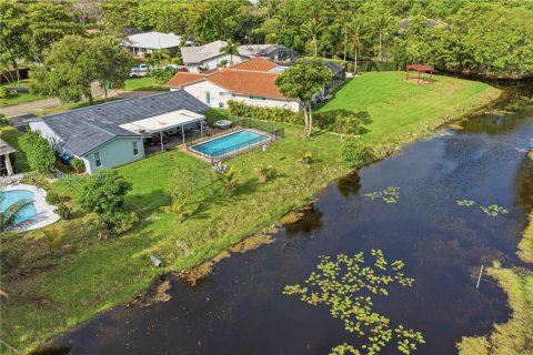 House in Coral Springs, Florida 4 bedrooms, 157.93 sq.m. № 2066138 - photo 30