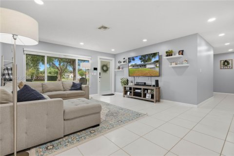 House in Coral Springs, Florida 4 bedrooms, 157.93 sq.m. № 2066138 - photo 5