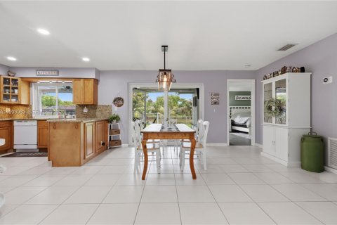 House in Coral Springs, Florida 4 bedrooms, 157.93 sq.m. № 2066138 - photo 6