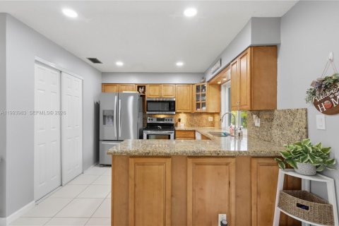 House in Coral Springs, Florida 4 bedrooms, 157.93 sq.m. № 2066138 - photo 10