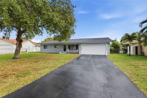 House in Coral Springs, Florida 4 bedrooms, 157.93 sq.m. № 2066138