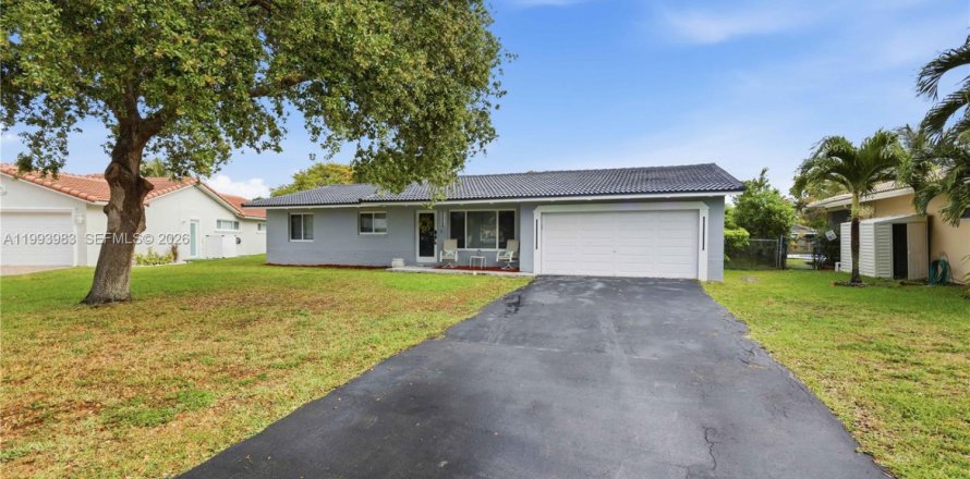 House in Coral Springs, Florida 4 bedrooms, 157.93 sq.m. № 2066138