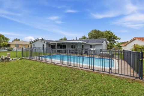 House in Coral Springs, Florida 4 bedrooms, 157.93 sq.m. № 2066138 - photo 23