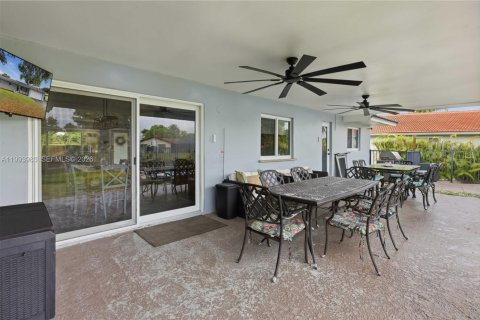 House in Coral Springs, Florida 4 bedrooms, 157.93 sq.m. № 2066138 - photo 18