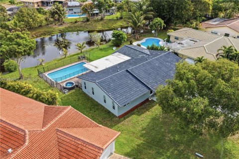 House in Coral Springs, Florida 4 bedrooms, 157.93 sq.m. № 2066138 - photo 25