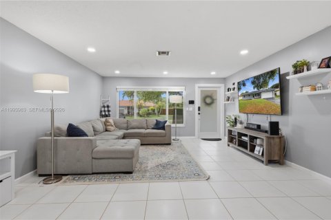 House in Coral Springs, Florida 4 bedrooms, 157.93 sq.m. № 2066138 - photo 3