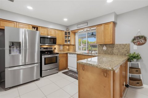 House in Coral Springs, Florida 4 bedrooms, 157.93 sq.m. № 2066138 - photo 8