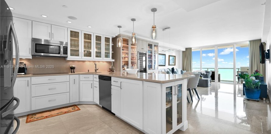 Кондоминиум с 1 спальней в Майами-Бич, Флорида № 1968471