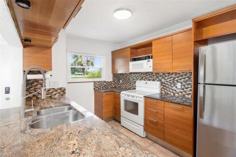 Купить кондоминиум в Сарасота, Флорида 6 комнат, 82.5м2, № 2091591 - фото 13