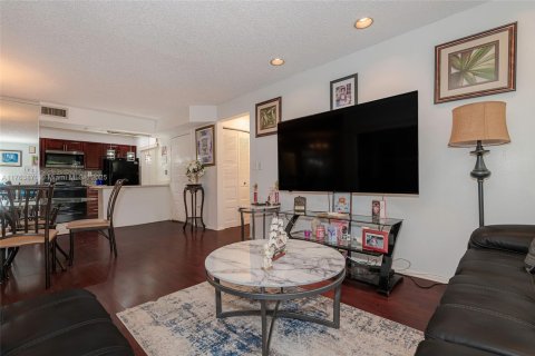 Condo in Miami, Florida, 2 bedrooms  № 1714178 - photo 7