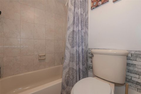 Condo in Miami, Florida, 2 bedrooms  № 1714178 - photo 23