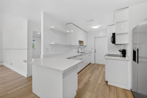 House in Coral Springs, Florida 2 bedrooms, 111.48 sq.m. № 1973996 - photo 9