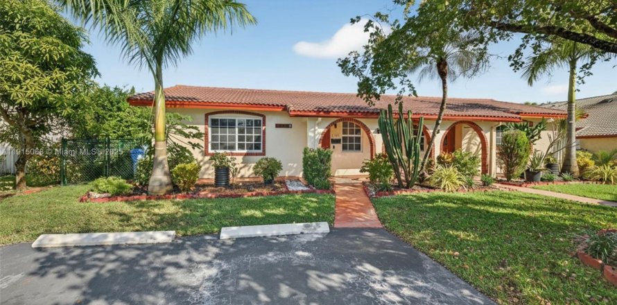 House in Coral Springs, Florida 2 bedrooms, 111.48 sq.m. № 1973996