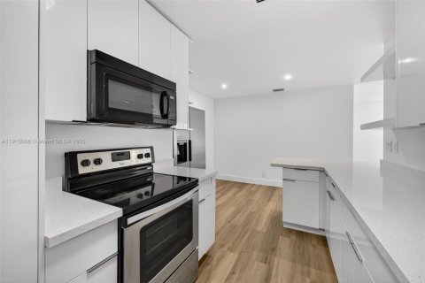 House in Coral Springs, Florida 2 bedrooms, 111.48 sq.m. № 1973996 - photo 12