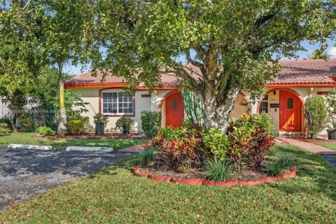 House in Coral Springs, Florida 2 bedrooms, 111.48 sq.m. № 1973996 - photo 2