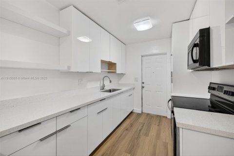 House in Coral Springs, Florida 2 bedrooms, 111.48 sq.m. № 1973996 - photo 13