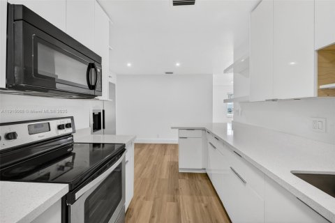 House in Coral Springs, Florida 2 bedrooms, 111.48 sq.m. № 1973996 - photo 11