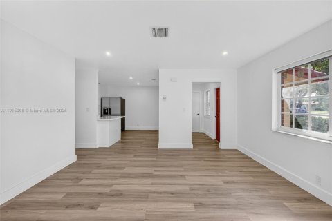 House in Coral Springs, Florida 2 bedrooms, 111.48 sq.m. № 1973996 - photo 6