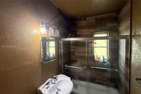 Casa en venta en Miami Gardens, Florida, 2 dormitorios, 92.72 m2 № 1999443 - foto 3