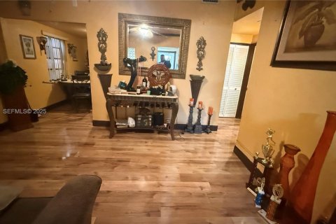 Casa en venta en Miami Gardens, Florida, 2 dormitorios, 92.72 m2 № 1999443 - foto 2