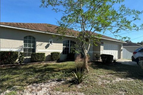 House in Fort Myers, Florida 4 bedrooms № 1867479 - photo 1