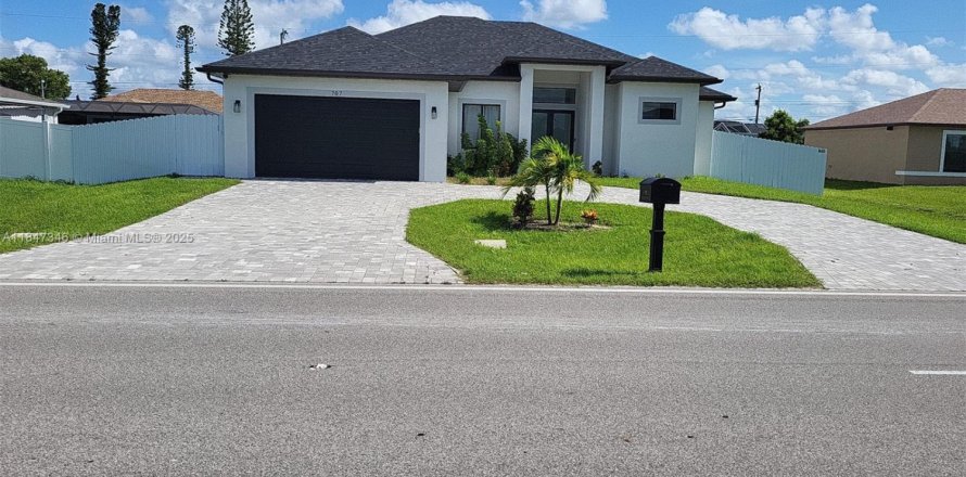 House in Cape Coral, Florida 4 bedrooms № 2013386