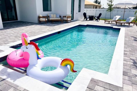 House in Cape Coral, Florida 4 bedrooms № 2013386 - photo 14