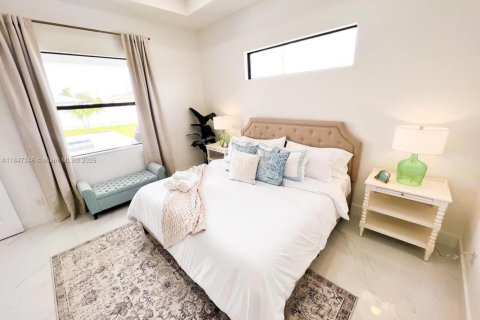 House in Cape Coral, Florida 4 bedrooms № 2013386 - photo 6