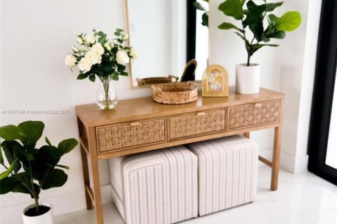 House in Cape Coral, Florida 4 bedrooms № 2013386 - photo 12