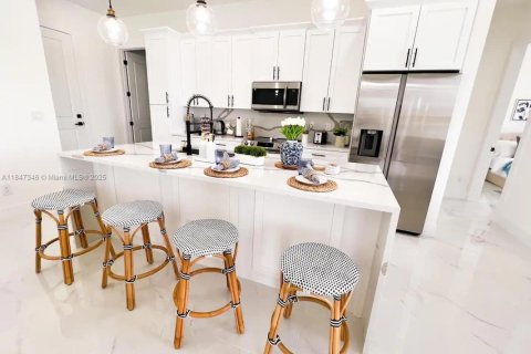 House in Cape Coral, Florida 4 bedrooms № 2013386 - photo 2