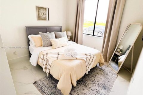 House in Cape Coral, Florida 4 bedrooms № 2013386 - photo 7