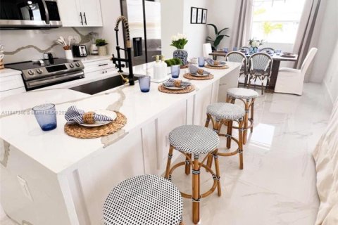 House in Cape Coral, Florida 4 bedrooms № 2013386 - photo 3