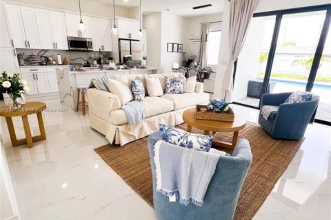 House in Cape Coral, Florida 4 bedrooms № 2013386 - photo 5