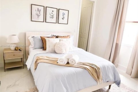 House in Cape Coral, Florida 4 bedrooms № 2013386 - photo 8