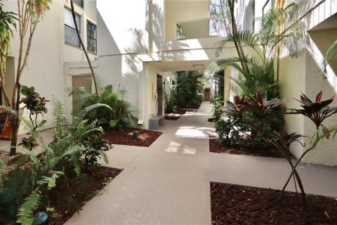 Touwnhouse à vendre à Aventura, Floride: 2 chambres, 104.98 m2 № 1700278 - photo 1