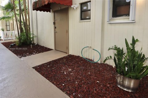 Touwnhouse à vendre à Aventura, Floride: 2 chambres, 104.98 m2 № 1700278 - photo 2
