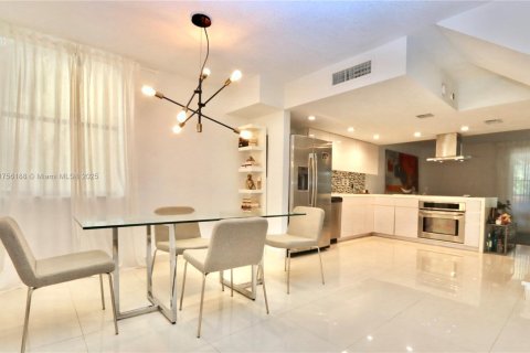 Touwnhouse à vendre à Aventura, Floride: 2 chambres, 104.98 m2 № 1700278 - photo 8