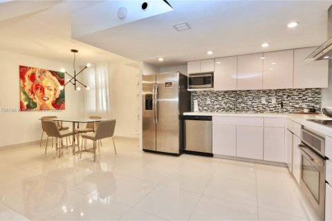 Touwnhouse à vendre à Aventura, Floride: 2 chambres, 104.98 m2 № 1700278 - photo 3