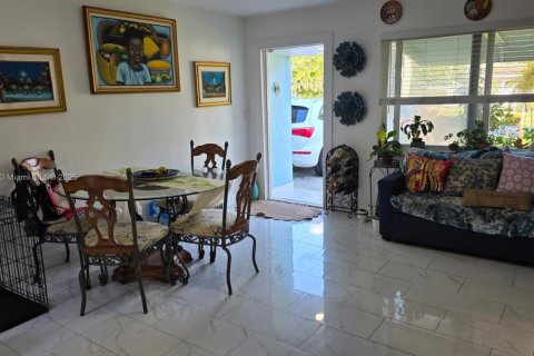 Купить виллу или дом в Помпано-Бич, Флорида 3 спальни, 76.55м2, № 1972839 - фото 2