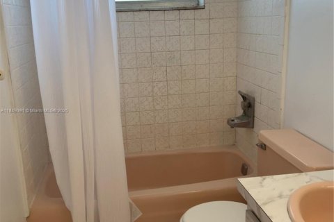 Condominio en alquiler en Miami, Florida, 1 dormitorio, 96.99 m2 № 1932400 - foto 15