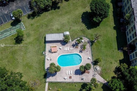 Condominio en alquiler en Miami, Florida, 1 dormitorio, 96.99 m2 № 1932400 - foto 25