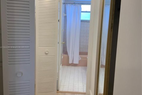 Condominio en alquiler en Miami, Florida, 1 dormitorio, 96.99 m2 № 1932400 - foto 13
