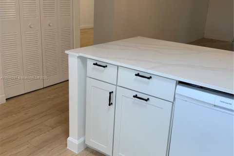 Condominio en alquiler en Miami, Florida, 1 dormitorio, 96.99 m2 № 1932400 - foto 4