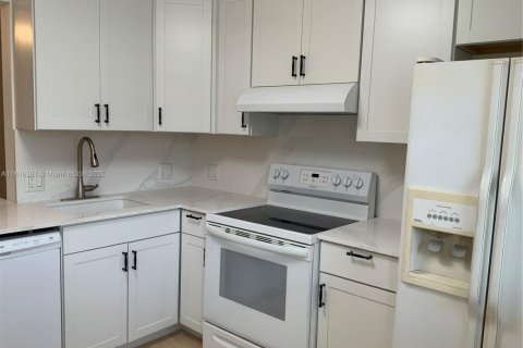 Condominio en alquiler en Miami, Florida, 1 dormitorio, 96.99 m2 № 1932400 - foto 1
