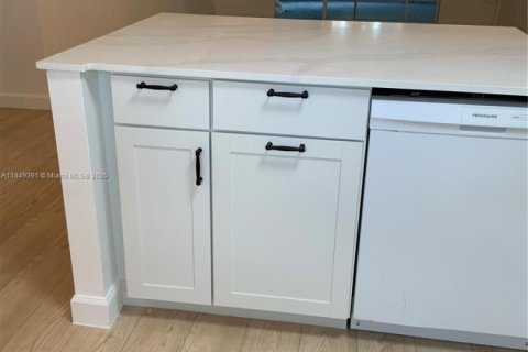 Condominio en alquiler en Miami, Florida, 1 dormitorio, 96.99 m2 № 1932400 - foto 2