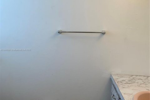 Condominio en alquiler en Miami, Florida, 1 dormitorio, 96.99 m2 № 1932400 - foto 17