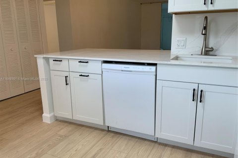 Condominio en alquiler en Miami, Florida, 1 dormitorio, 96.99 m2 № 1932400 - foto 3