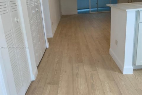 Condominio en alquiler en Miami, Florida, 1 dormitorio, 96.99 m2 № 1932400 - foto 9